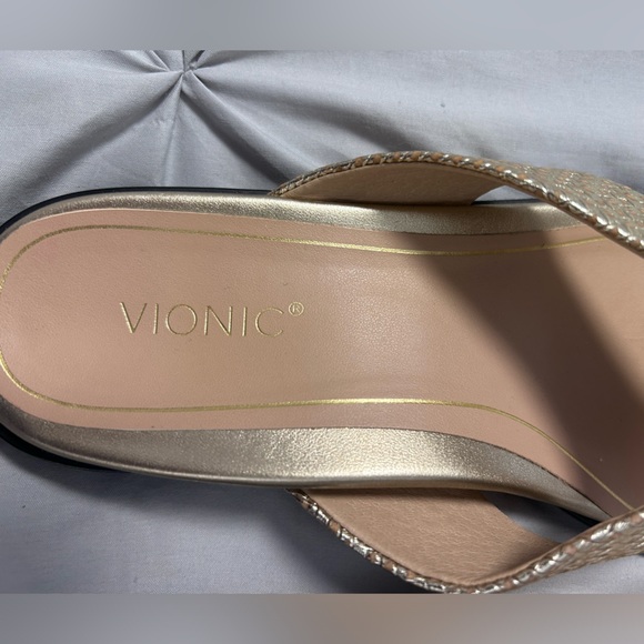 Vionic flip flops - Picture 2 of 7